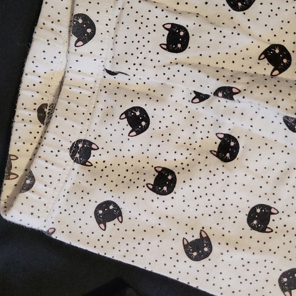 Black poncho and cat pants - Picture 2 of 3